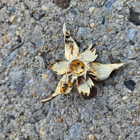 Vintage Flower Brooch - Picture 2 of 3